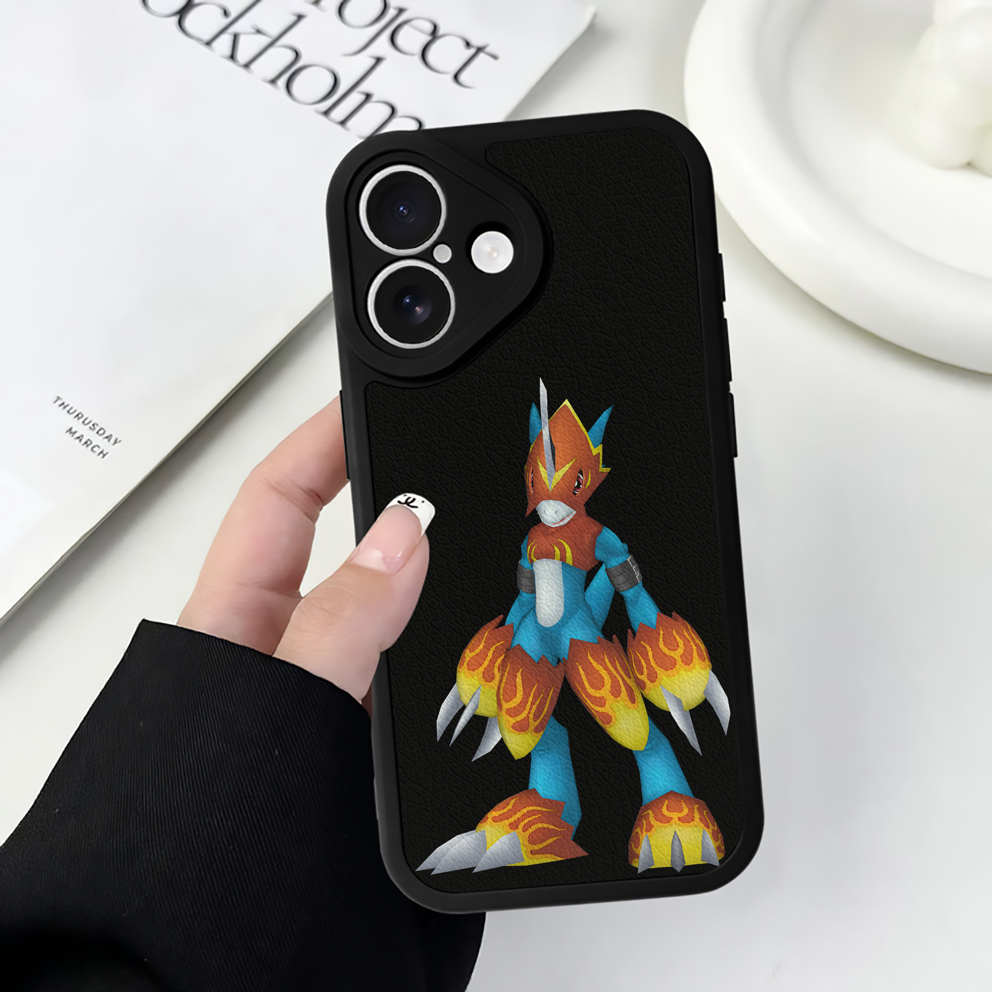 （画像用） Digimon デジタルモンスター/デジモン 【iPhone 16シリーズ対応】シリコンスマホケース（レザー調） 材質：シリコン